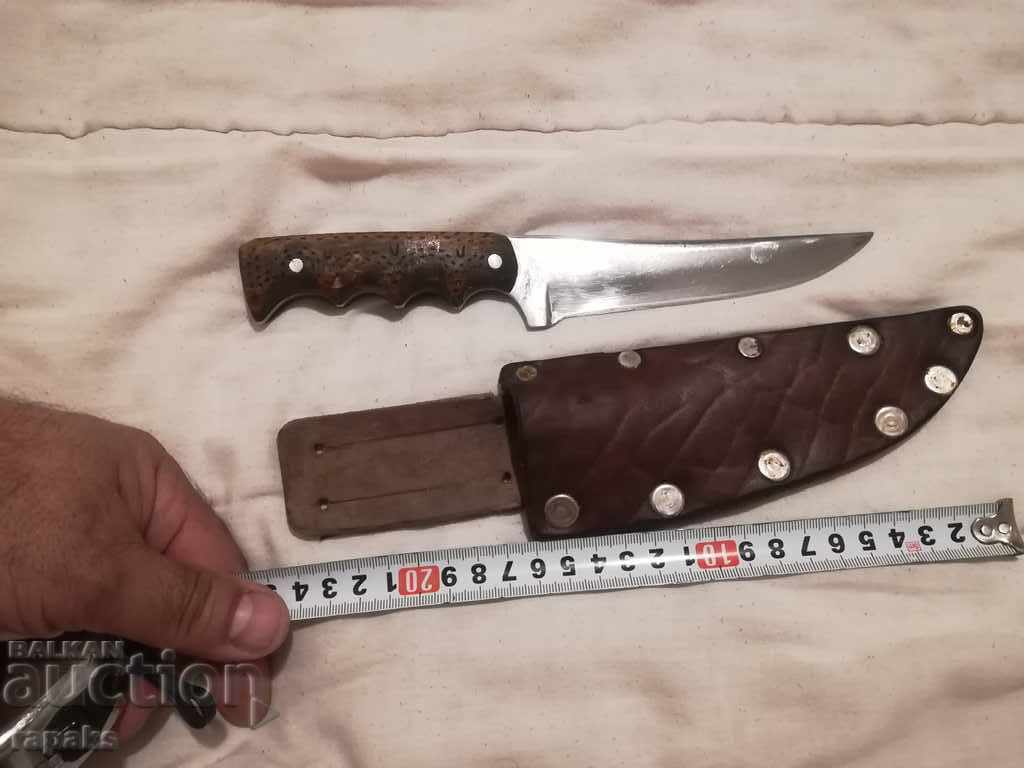 Licitație Un cuțit de colecție, masiv și confortabil pentru pescar și vânător. Picior Licitație Un cuțit de colecție, masiv și confortabil pentru pescar și vânător. Picior