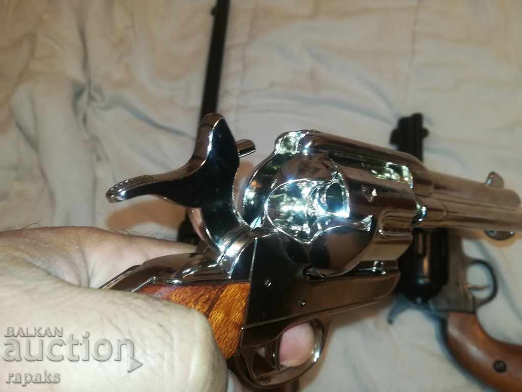 Revolver Colt / Colt. Pistol de cowboy-replică fără tragere