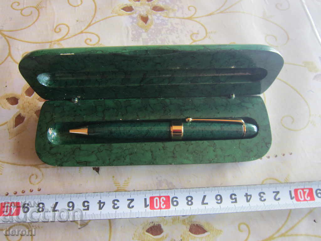 Ένα καταπληκτικό στυλό στυλό σε ένα κουτί