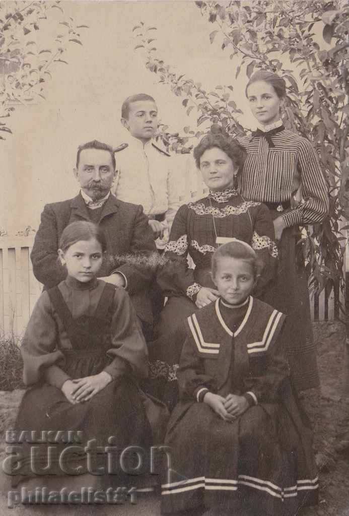 OLD PICTURE OF 1900 FAMILY