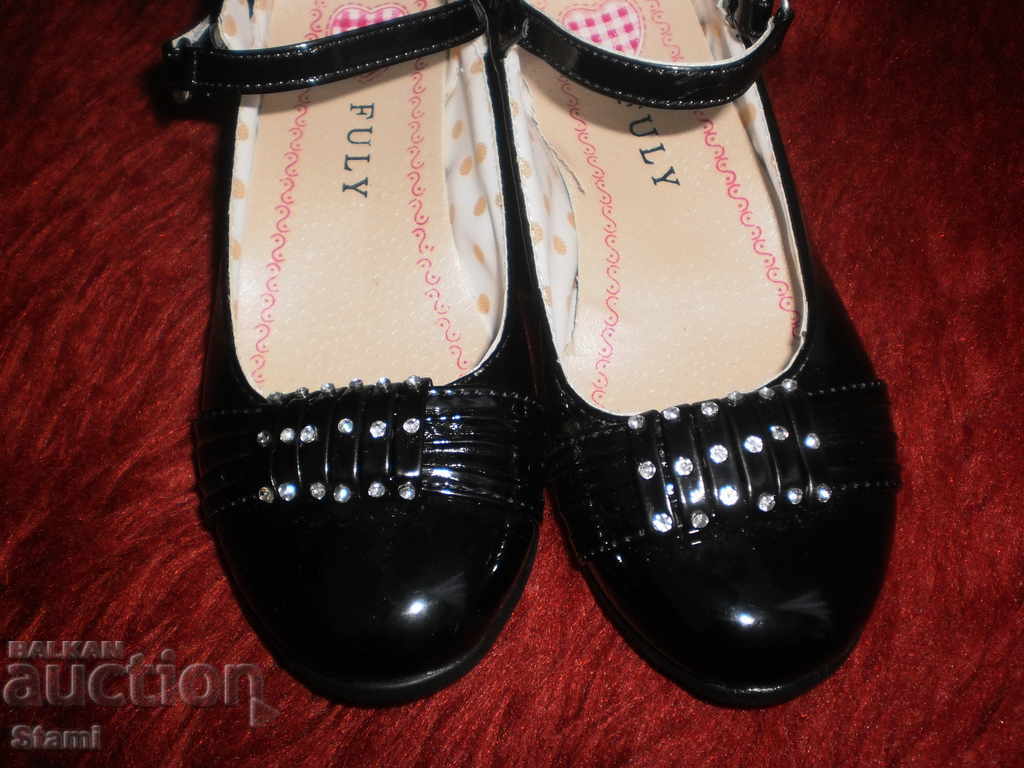 Μαύρα δαντελένια παπούτσια με λουρί και πόρπη για ένα κορίτσι, αριθμός 31 με τιμή 11.00 BGN | € 5.62 Μαύρα δαντελένια παπούτσια με λουρί και πόρπη για ένα κορίτσι, αριθμός 31 με τιμή 11.00 BGN | € 5.62