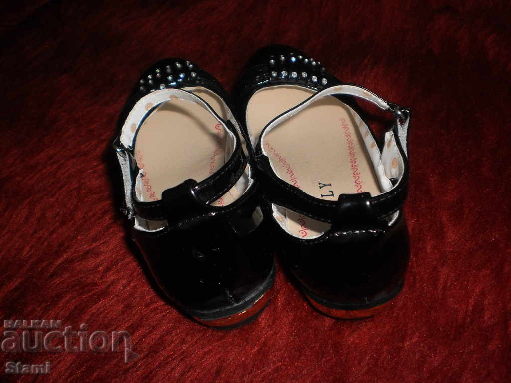 Δημοπρασία Μαύρα δαντελένια παπούτσια με λουρί και πόρπη για ένα κορίτσι, αριθμός 31 Δημοπρασία Μαύρα δαντελένια παπούτσια με λουρί και πόρπη για ένα κορίτσι, αριθμός 31