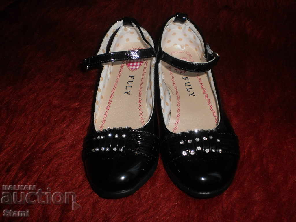 Παράδοση Μαύρα δαντελένια παπούτσια με λουρί και πόρπη για ένα κορίτσι, αριθμός 31 Παράδοση Μαύρα δαντελένια παπούτσια με λουρί και πόρπη για ένα κορίτσι, αριθμός 31