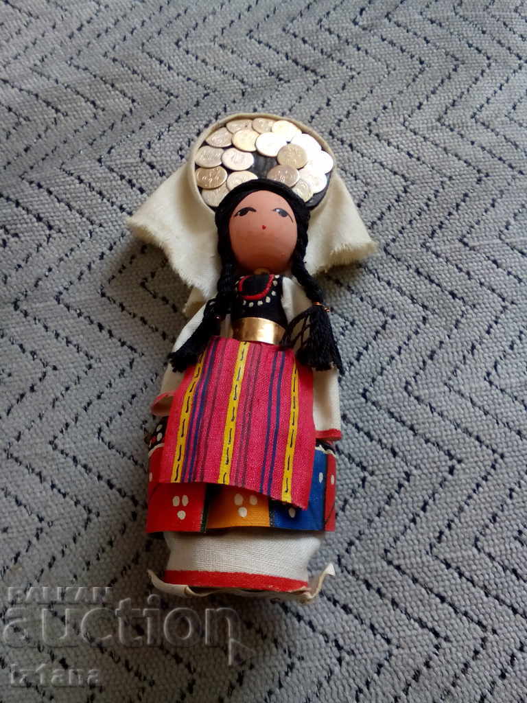 Delivery of An old folk figurine, a souvenir Delivery of An old folk figurine, a souvenir
