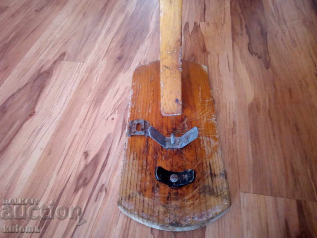 Livrarea Hamburger spaniol, stand pentru tăierea picioarelor