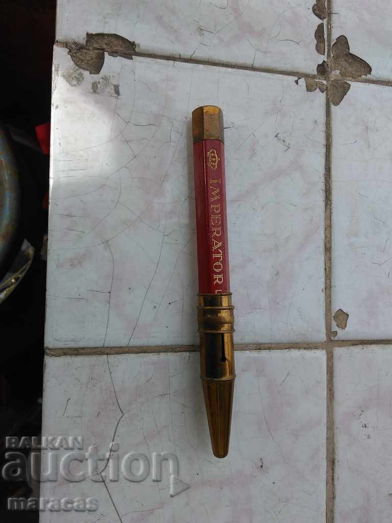 Un creion vechi și un stilou multicolor