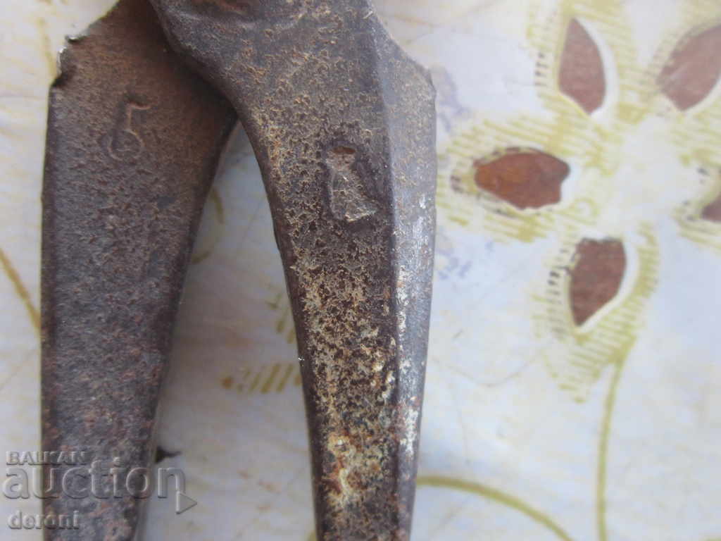 Delivery of Old German small tongs with serrated