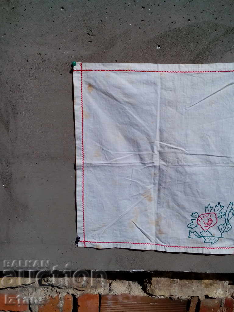 Παλιά κεντημένο τραπεζομάντιλο με τιμή 3.00 BGN | € 1.53 Παλιά κεντημένο τραπεζομάντιλο με τιμή 3.00 BGN | € 1.53