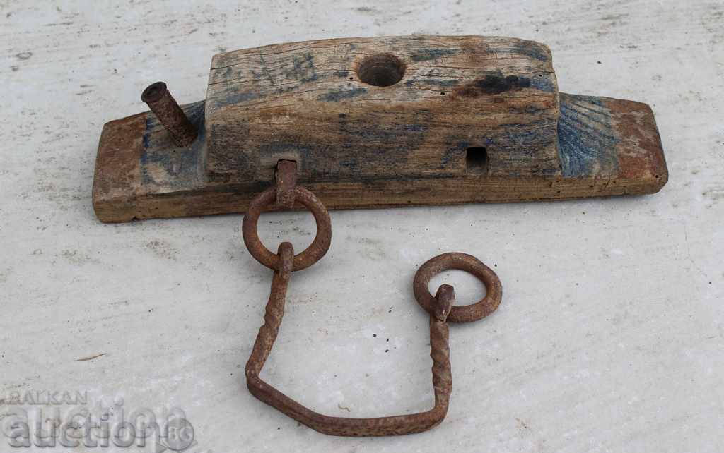 OLD WOODEN PIECE OF BUCKLE HAND WROUGHT IRON HANDLE HANDLE