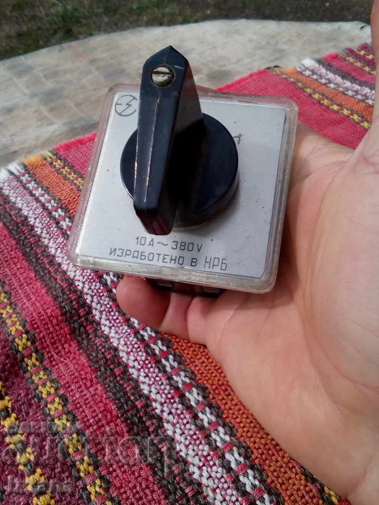 Old power switch with price 20.00 BGN | € 10.23 Old power switch with price 20.00 BGN | € 10.23