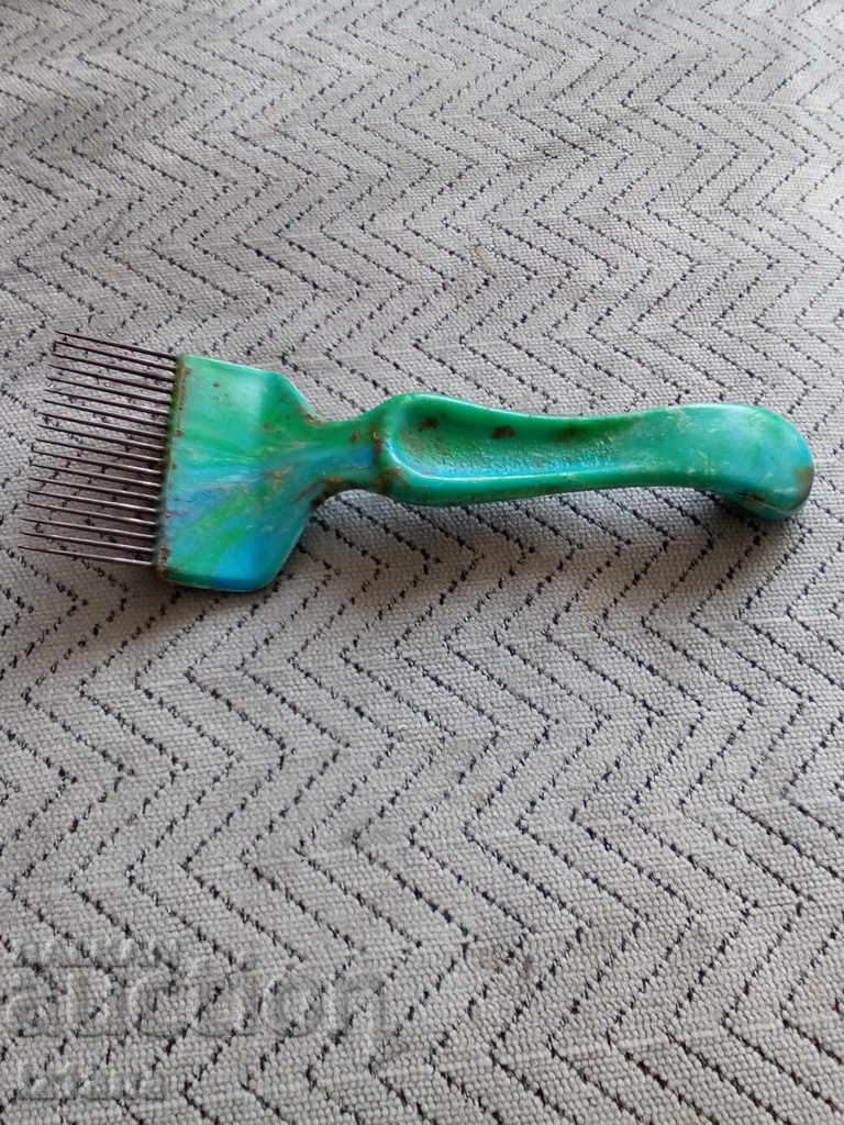 Стар пчеларски инструмент с цена 10.00 лв. | € 5.11 Стар пчеларски инструмент с цена 10.00 лв. | € 5.11