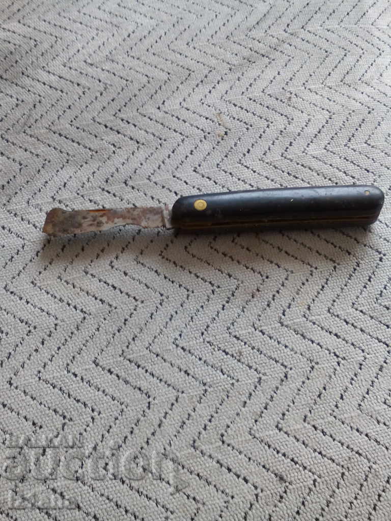 An old viticultural knife, a knife with price 8.00 BGN | € 4.09 An old viticultural knife, a knife with price 8.00 BGN | € 4.09