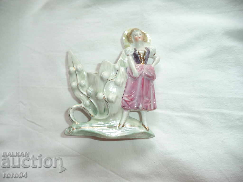 BEAUTIFUL OLD PORCELAIN STATUS with price 42.30 BGN | € 21.63 BEAUTIFUL OLD PORCELAIN STATUS with price 42.30 BGN | € 21.63
