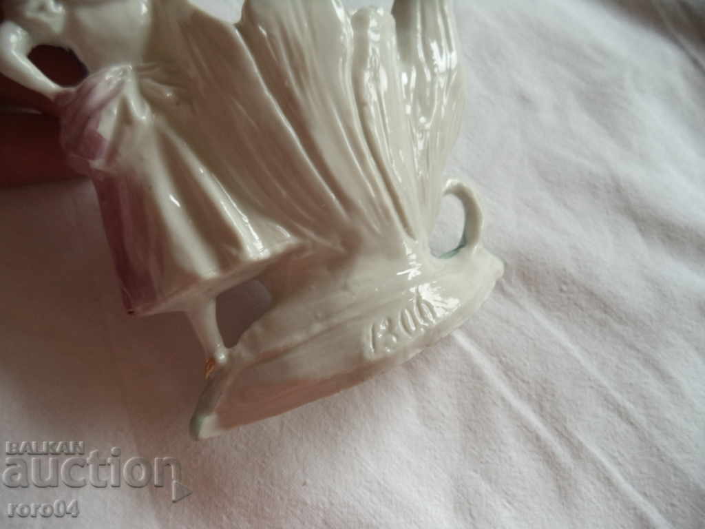 BEAUTIFUL OLD PORCELAIN STATUS - 6 BEAUTIFUL OLD PORCELAIN STATUS - 6