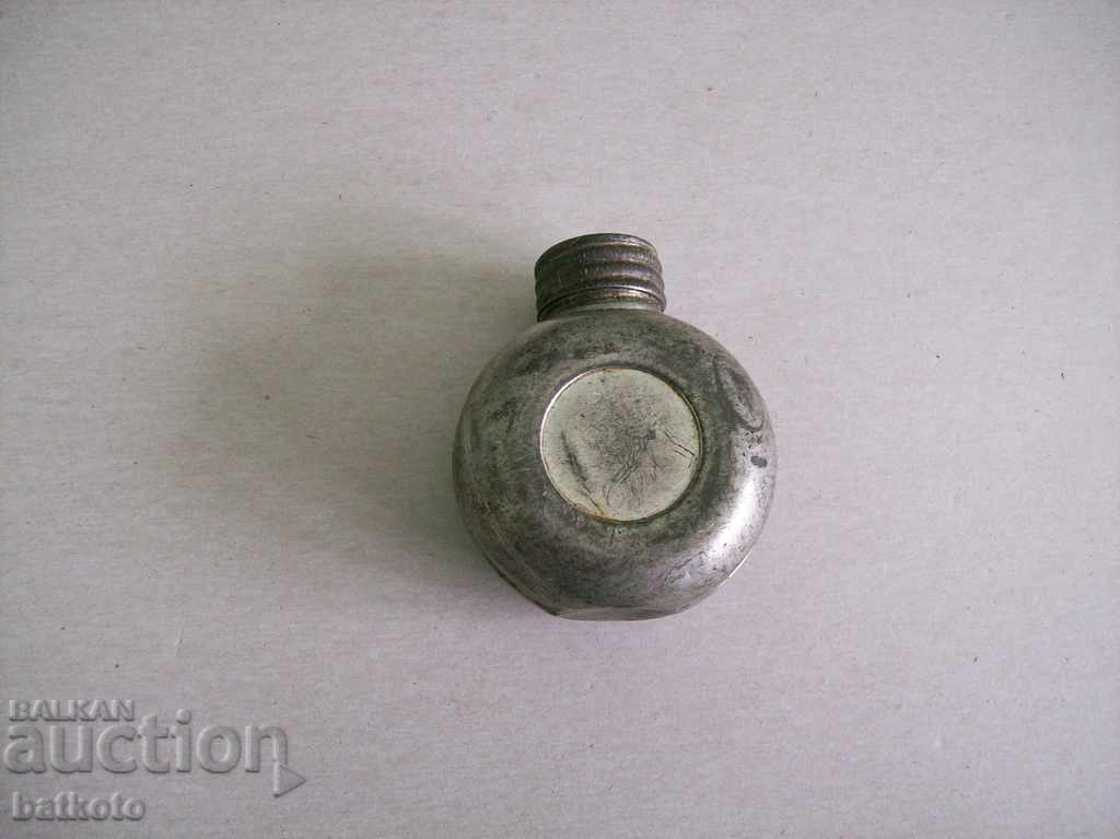 Veche canistră metalică de ulei pentru AK