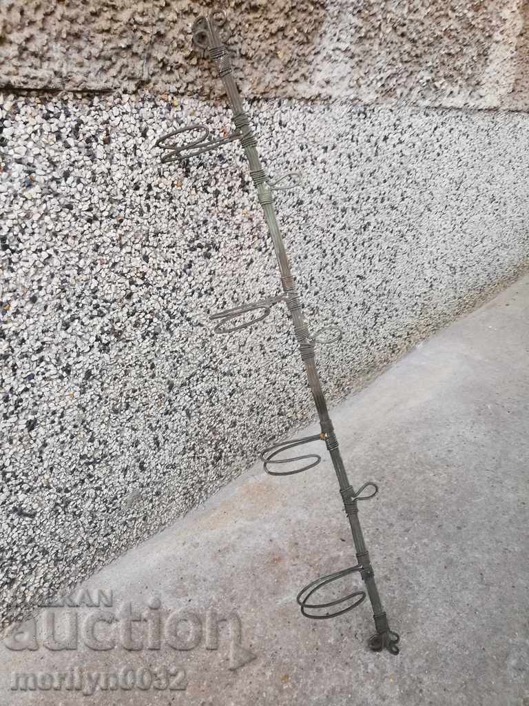 Μια παλιά μεταλλική πλεκτή κρεμάστρα με τιμή 38.00 BGN | € 19.43