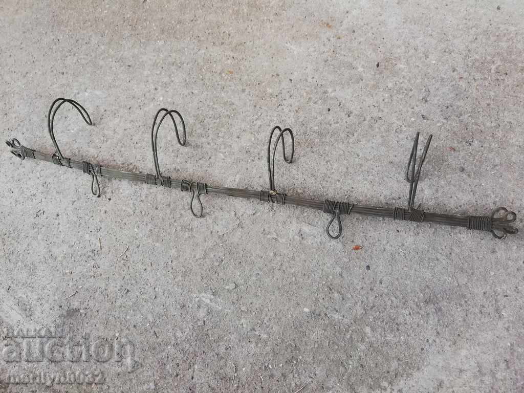 Δημοπρασία Μια παλιά μεταλλική πλεκτή κρεμάστρα