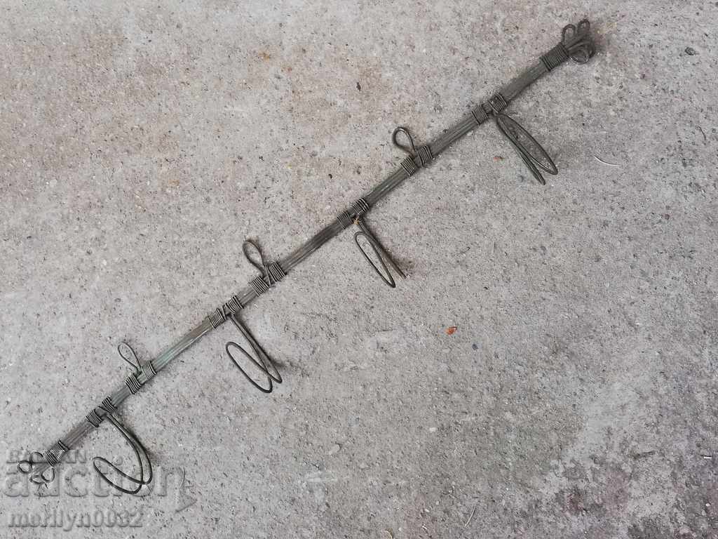 Παράδοση Μια παλιά μεταλλική πλεκτή κρεμάστρα