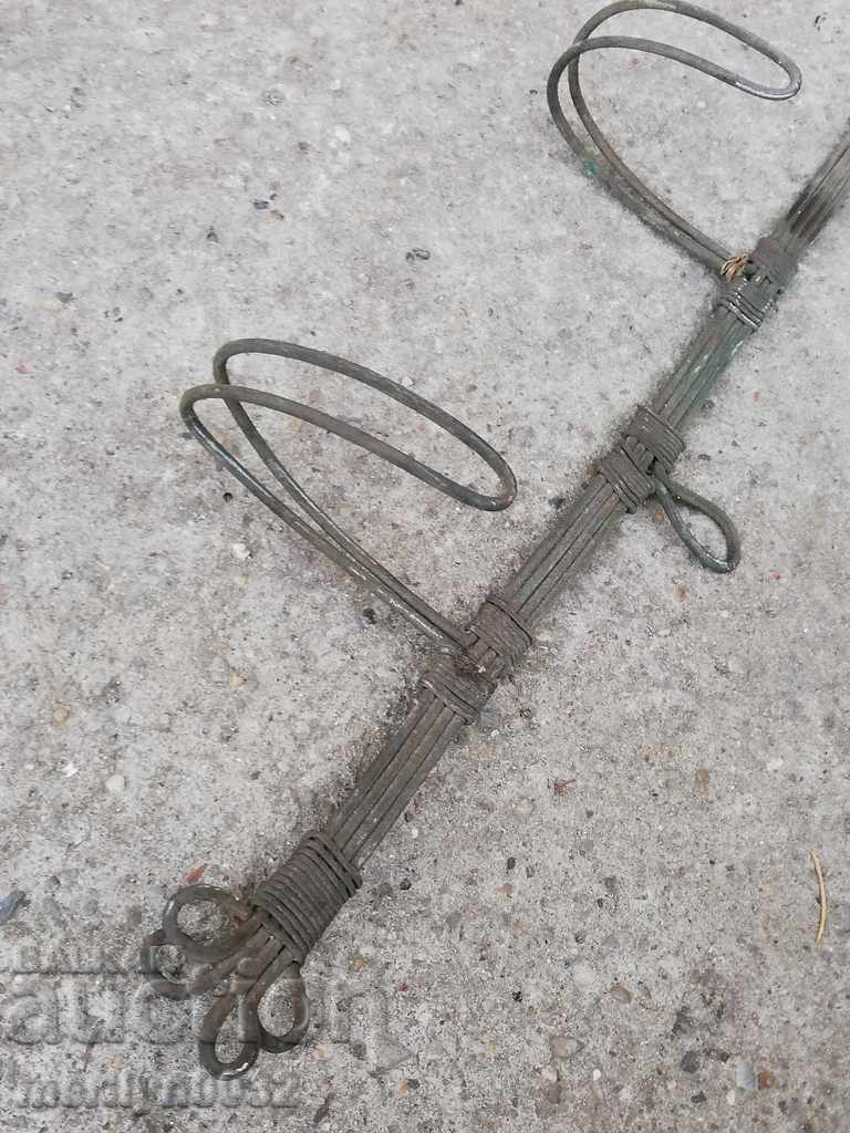 Μια παλιά μεταλλική πλεκτή κρεμάστρα - 5