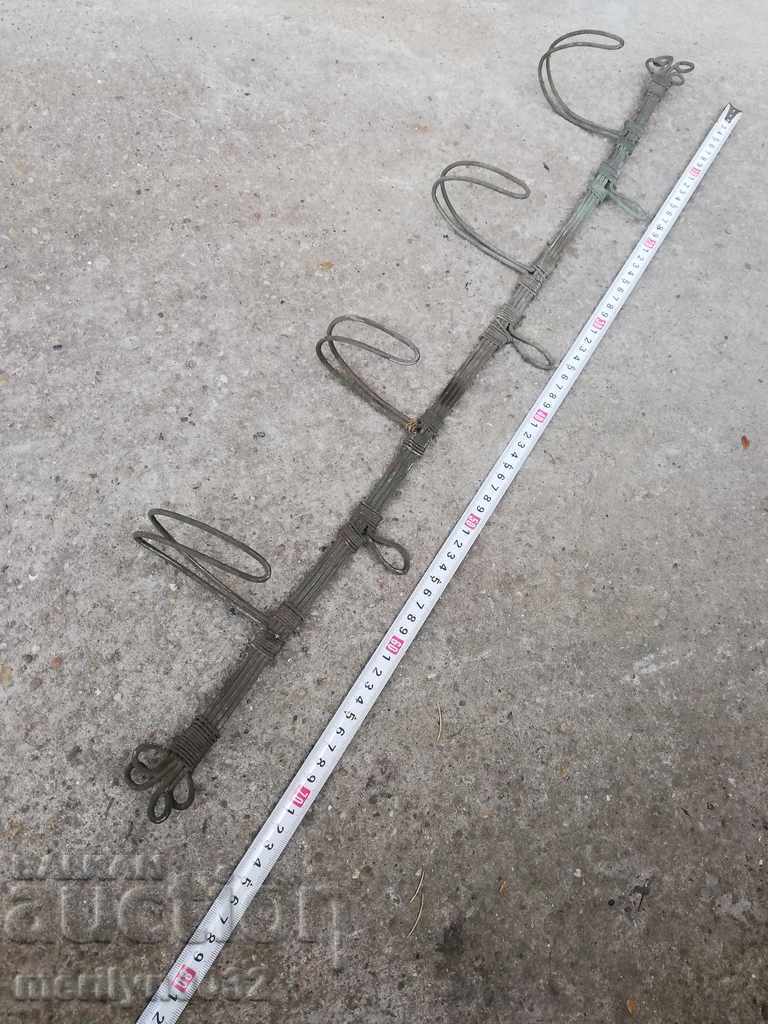 Μια παλιά μεταλλική πλεκτή κρεμάστρα - 6