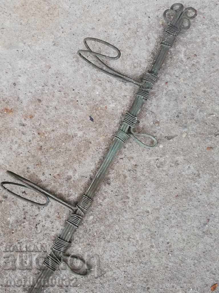 Μια παλιά μεταλλική πλεκτή κρεμάστρα - 7