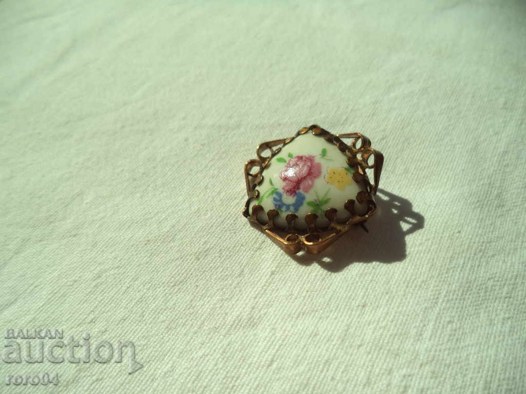 STARA BEAUTIFUL RUSSIAN BROSHA - PORCELAIN WITH COLD with price 31.50 BGN | € 16.11