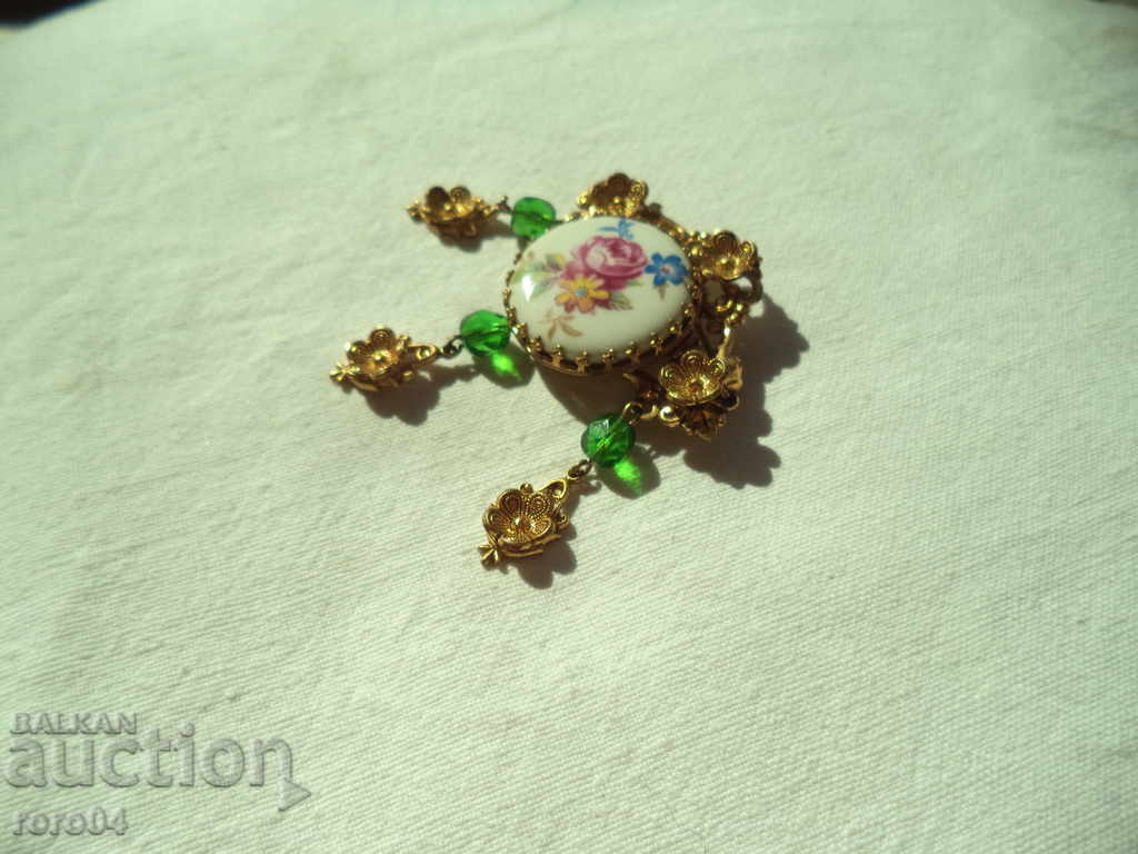 STARA BEAUTIFUL RUSSIAN BROSHA - PORCELAIN WITH COLD with price 40.50 BGN | € 20.71 STARA BEAUTIFUL RUSSIAN BROSHA - PORCELAIN WITH COLD with price 40.50 BGN | € 20.71