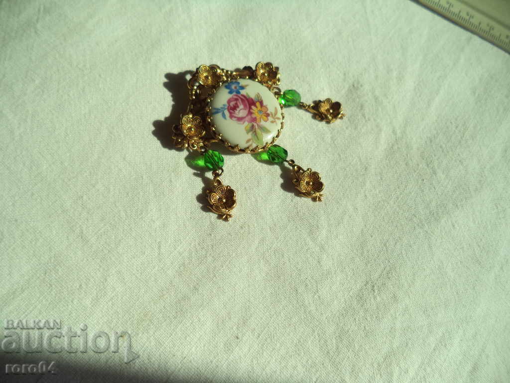 Auction STARA BEAUTIFUL RUSSIAN BROSHA - PORCELAIN WITH COLD Auction STARA BEAUTIFUL RUSSIAN BROSHA - PORCELAIN WITH COLD