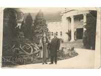 Fotografia veche - bănci, în fața băii