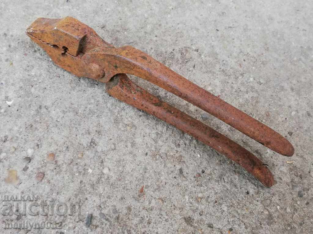 Delivery of Ancient primitive crumpled keretten pliers in the 20th century