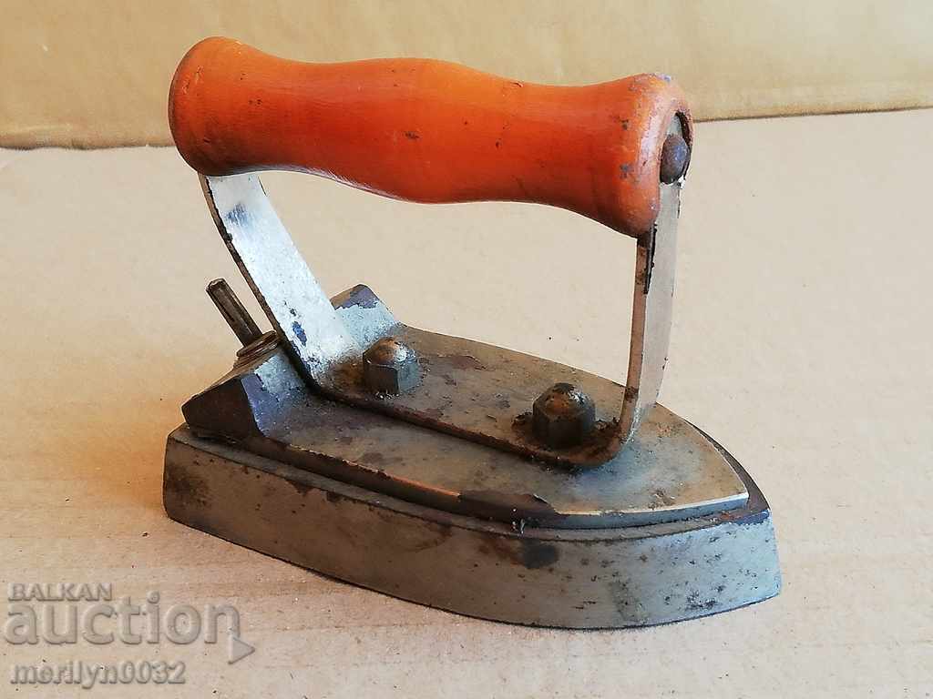 Delivery of Old electric iron MINYON 30s of the 20th century
