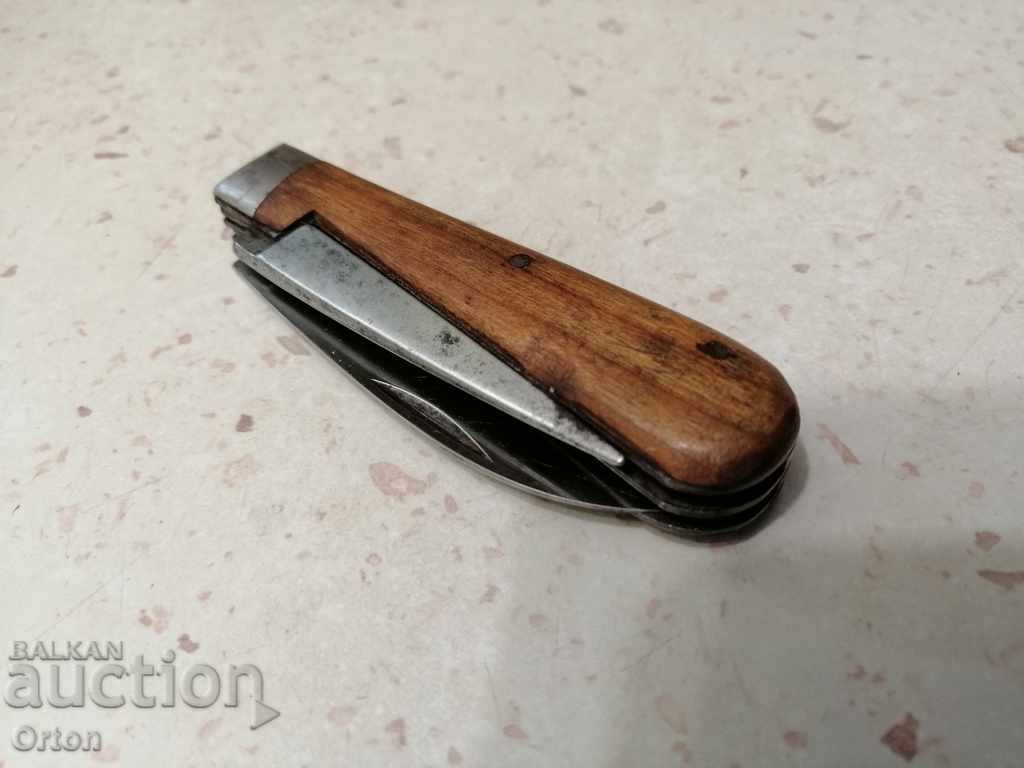 Un cuțit de buzunar cu colector vechi