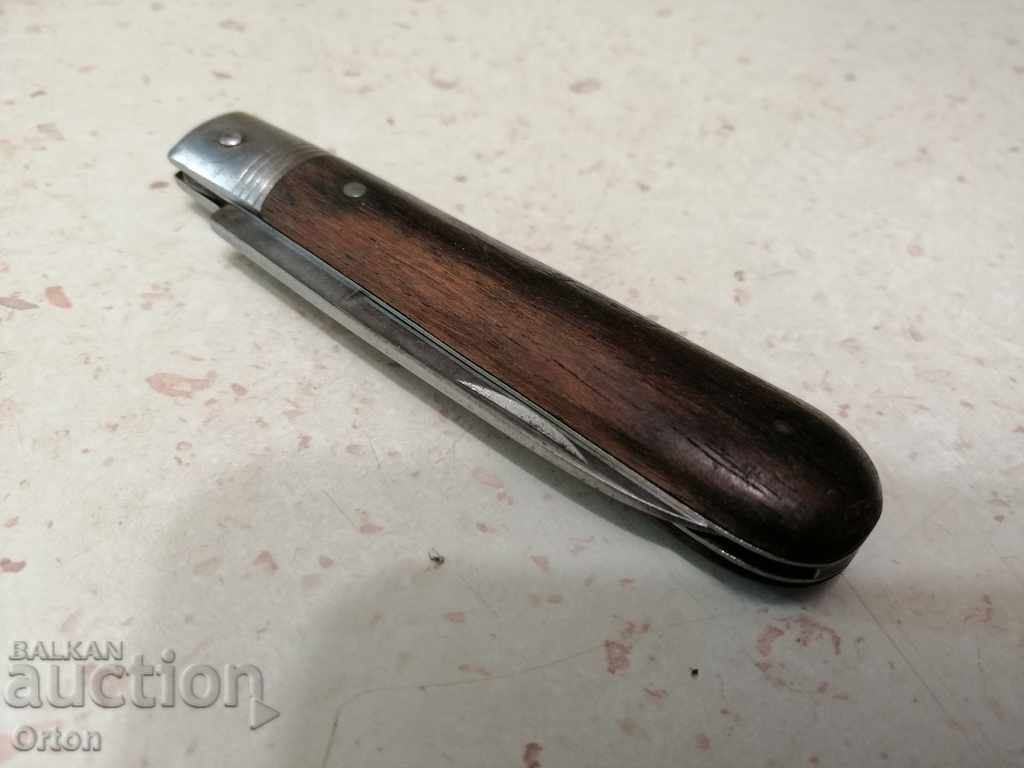 Un cuțit de buzunar cu colector vechi
