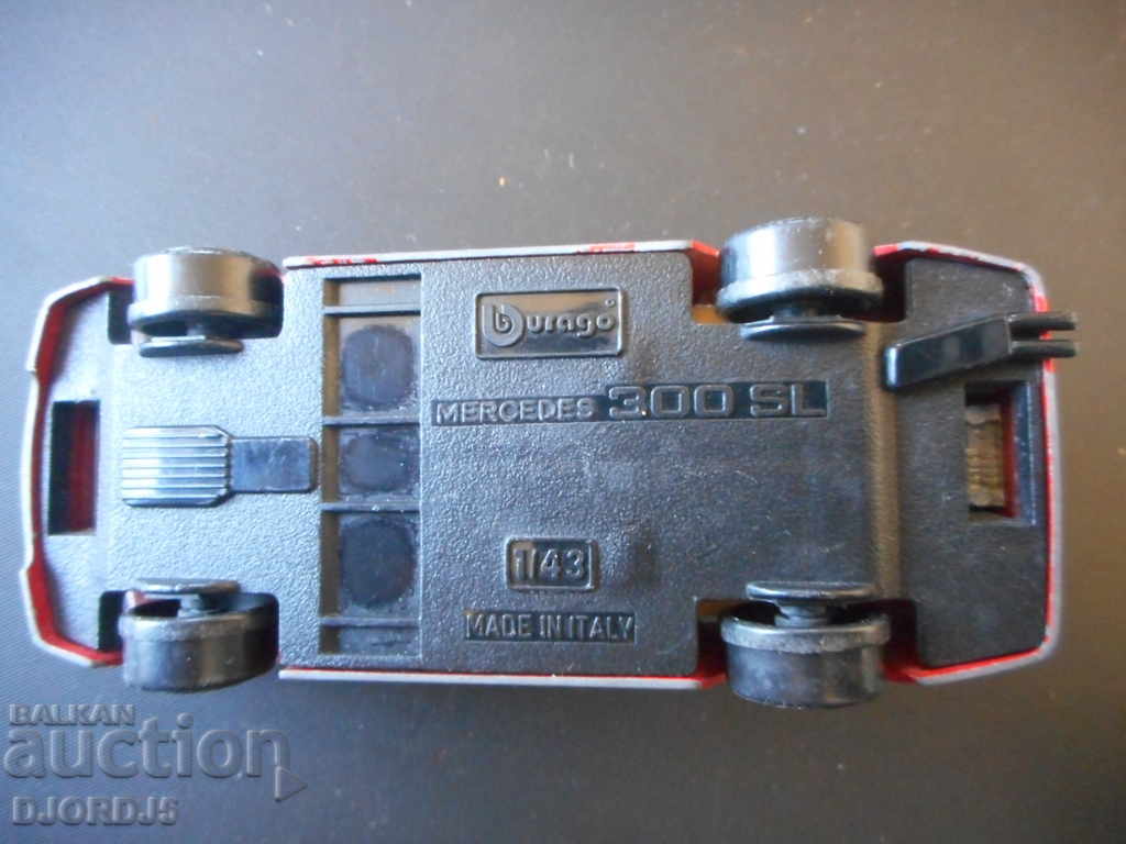 Licitație MERCEDES 300 SL, piedestal din metal