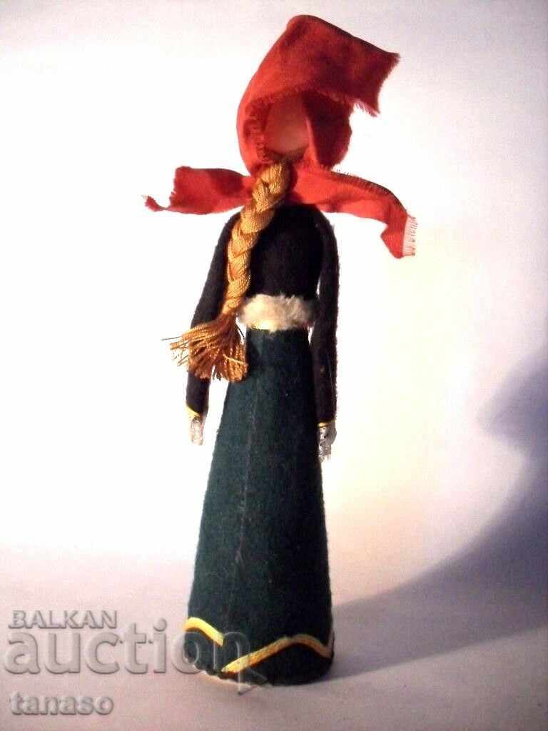 Παλιά βουλγαρική λαϊκή κούκλα με τιμή 10.00 BGN | € 5.11 Παλιά βουλγαρική λαϊκή κούκλα με τιμή 10.00 BGN | € 5.11