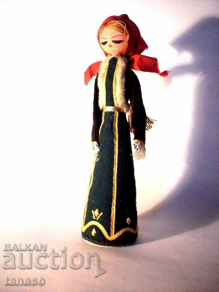 Стара българска фолклорна кукла