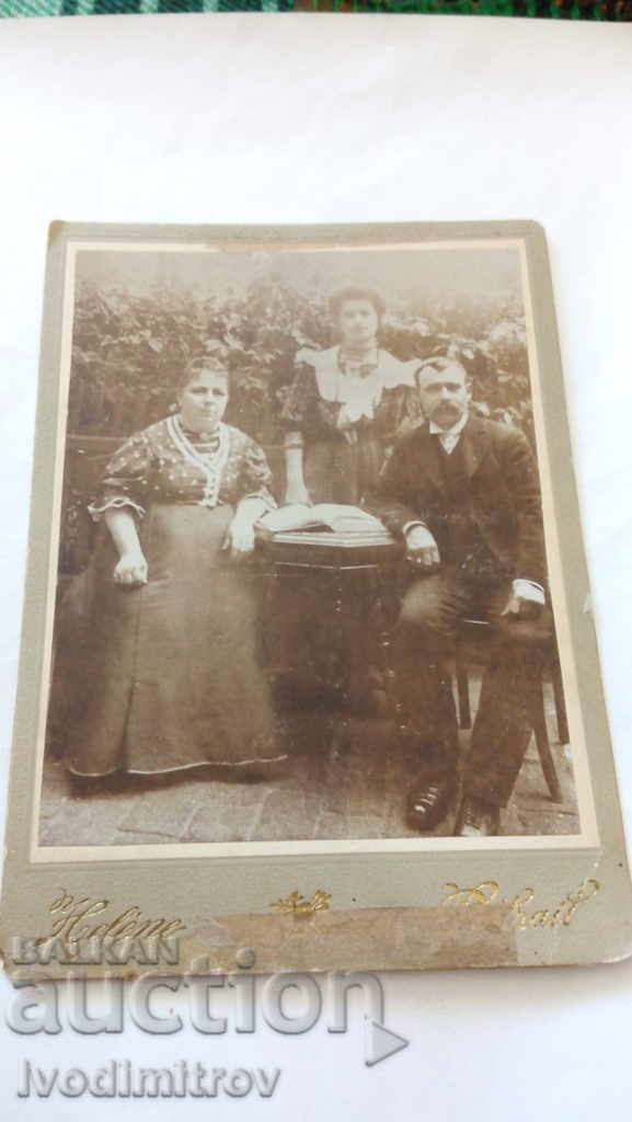 Fotografie bărbat și două femei Carton