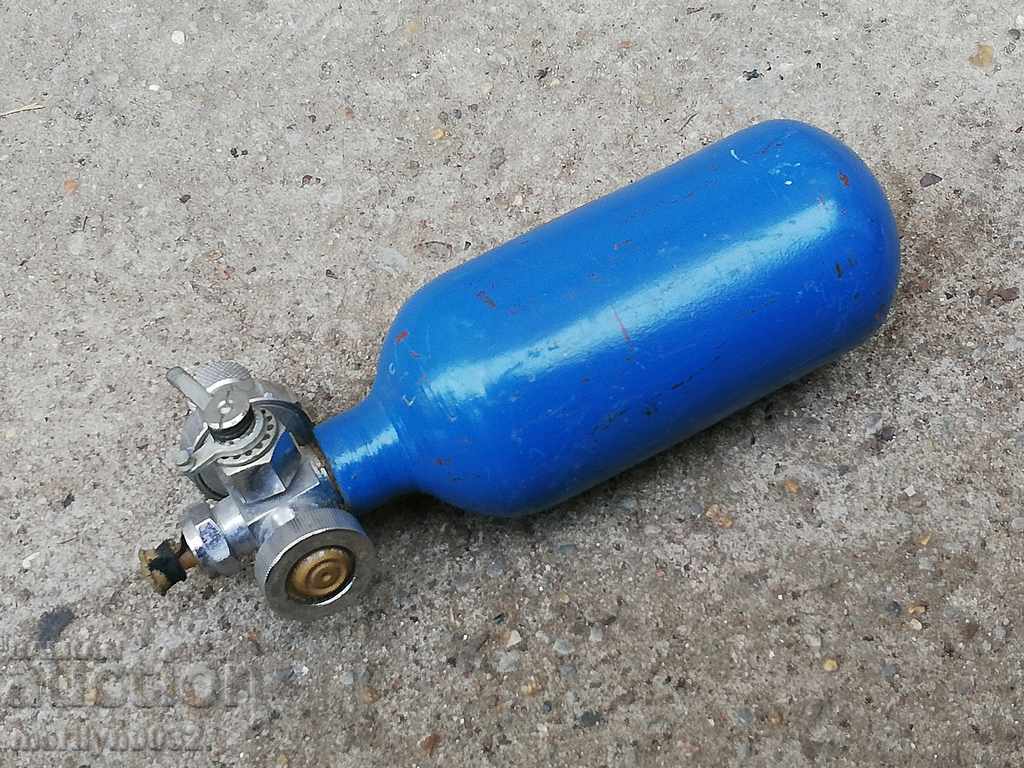 Delivery of An old little oxygen bottle Delivery of An old little oxygen bottle