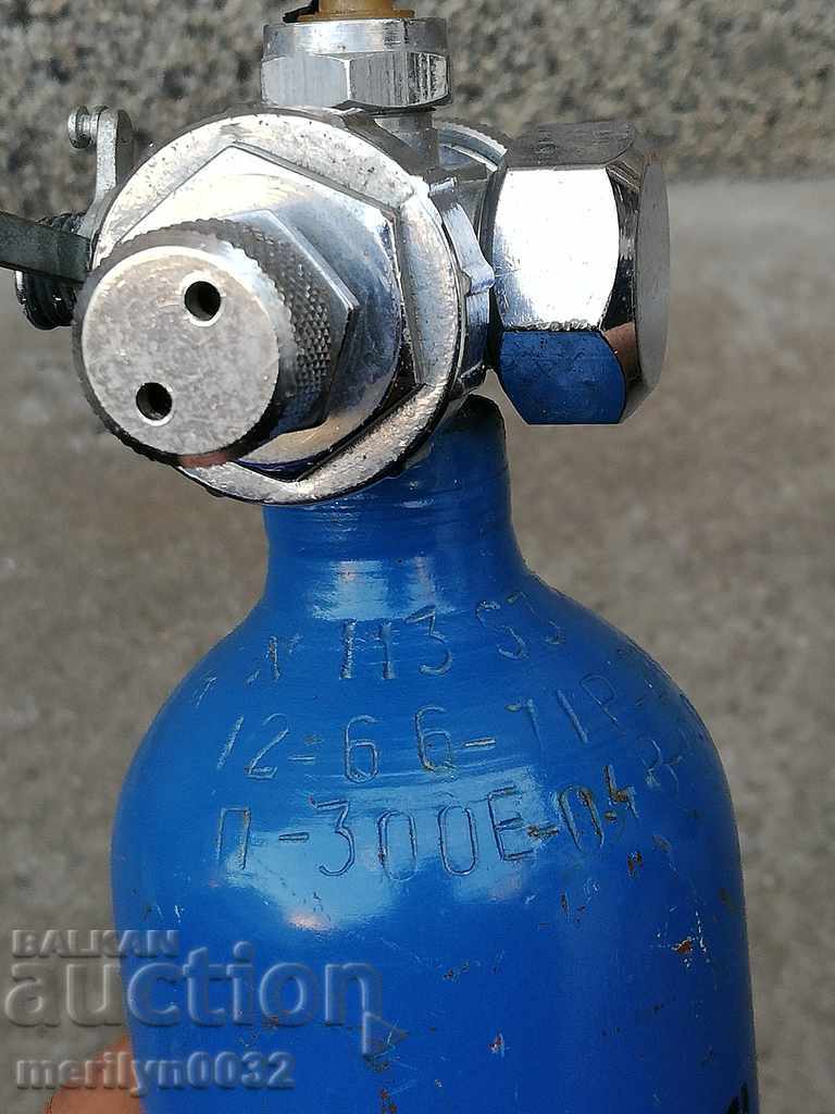 An old little oxygen bottle - 6 An old little oxygen bottle - 6