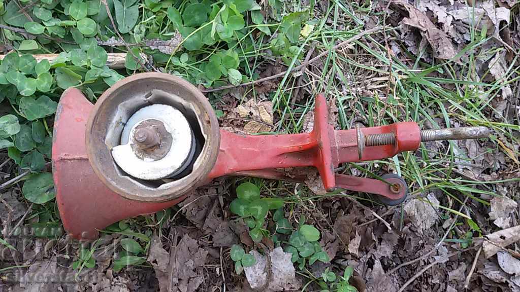 vintage metal grinder for tomato milling with price 21.00 BGN | € 10.74 vintage metal grinder for tomato milling with price 21.00 BGN | € 10.74