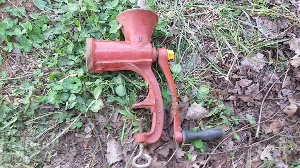 Delivery of vintage metal grinder for tomato milling Delivery of vintage metal grinder for tomato milling