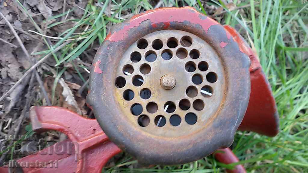 vintage metal grinder for tomato milling - 5