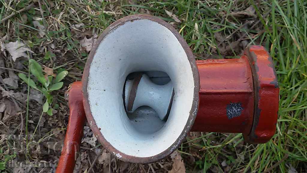 vintage metal grinder for tomato milling - 6