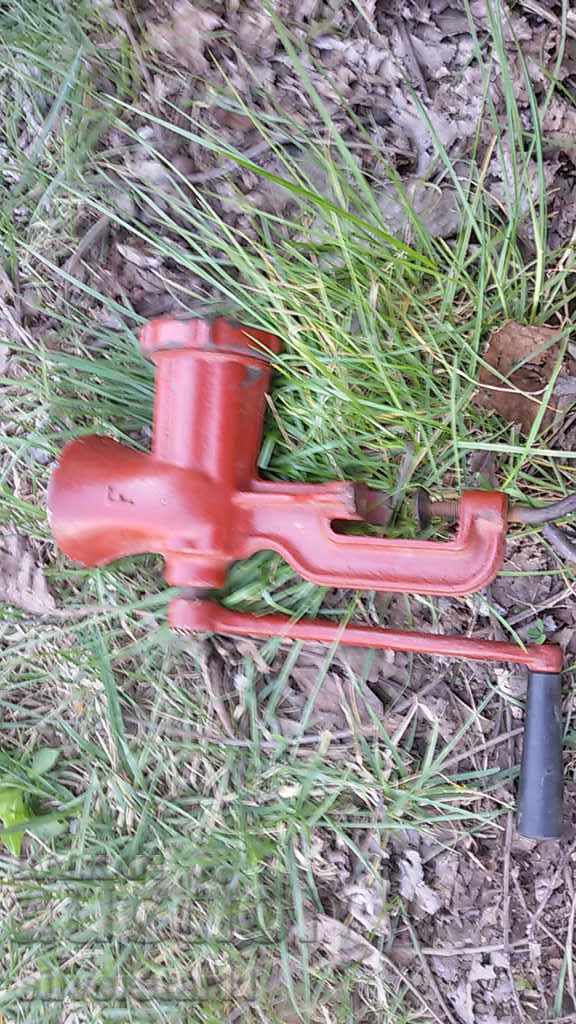 vintage metal grinder for tomato milling - 7