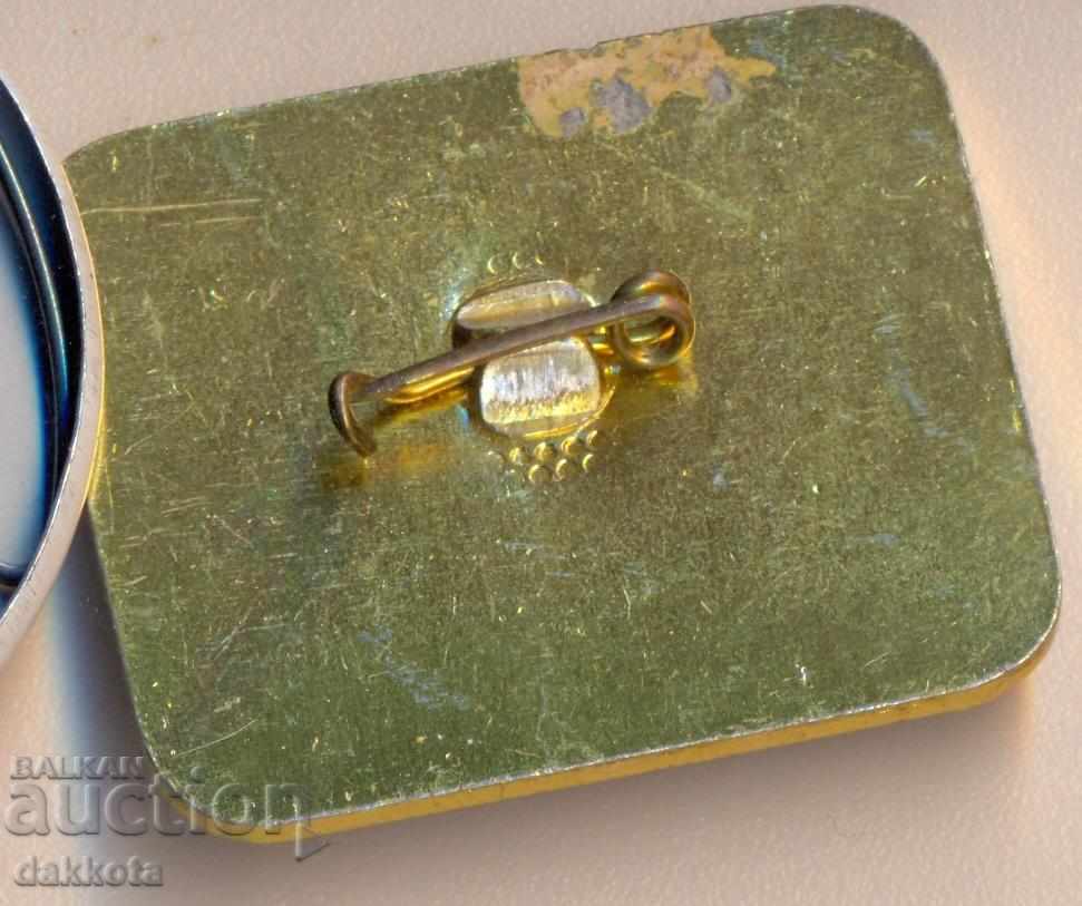 Значка ХХХ купа в. Отечествен фронт с цена 2.50 лв. | € 1.28 Значка ХХХ купа в. Отечествен фронт с цена 2.50 лв. | € 1.28