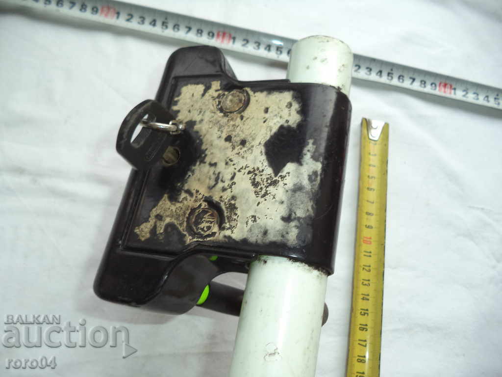 Auction CAR STEERING WHEEL LOCK Auction CAR STEERING WHEEL LOCK