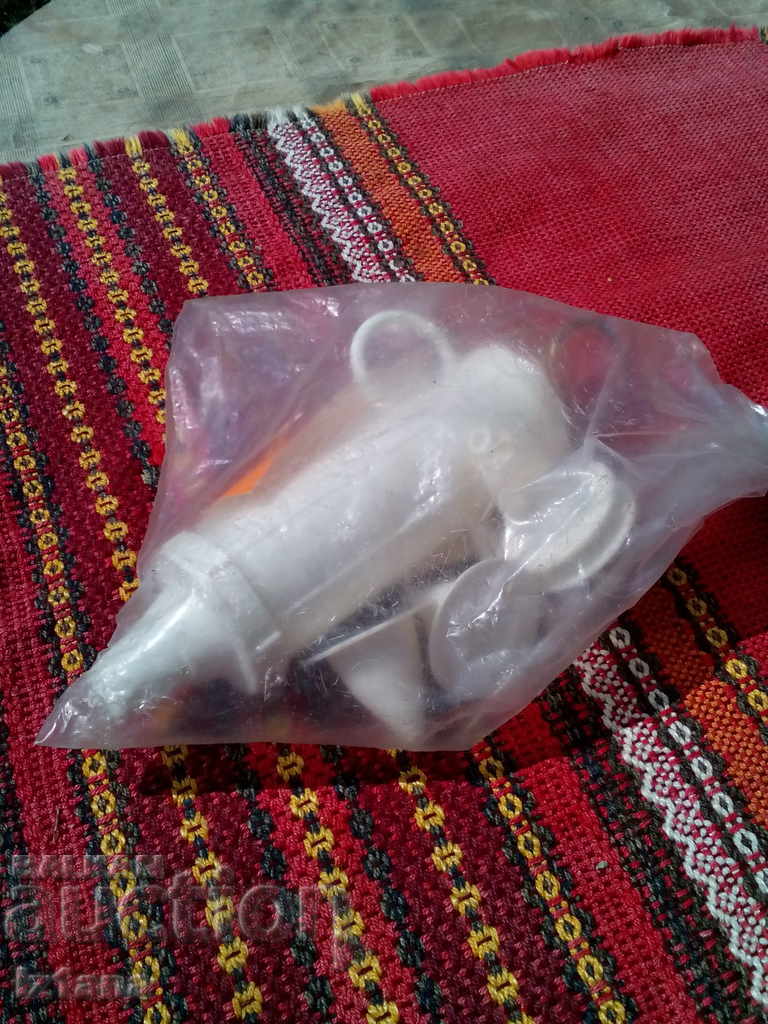 Auction  An old pastry syringe