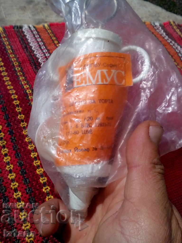 Delivery of An old pastry syringe