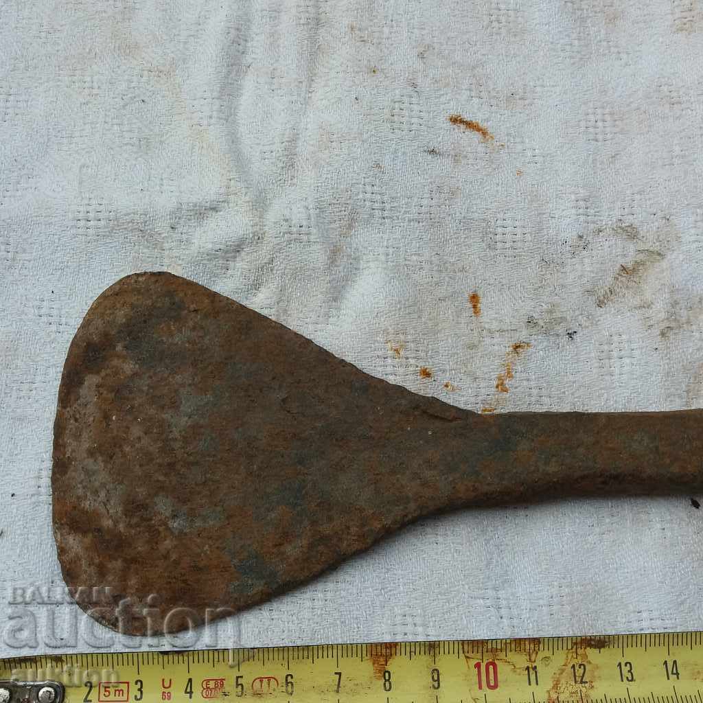 VECHE LOPĂȚICĂ MASIVĂ, SPATULĂ DIN FIER FORJAT cu preț € 2.35 | 4.60 BGN