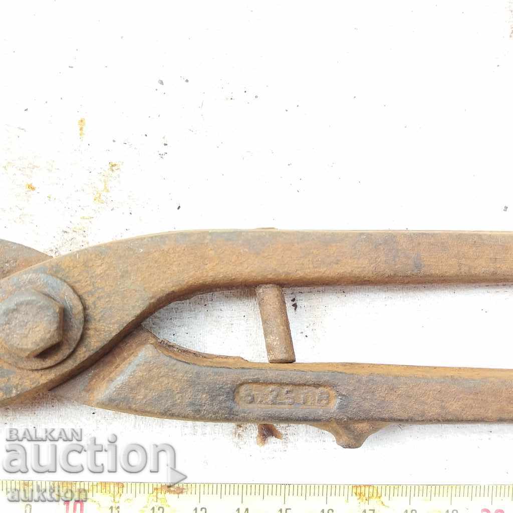 Auction  OLD HARNESS FOR LAMARINE CUTTING